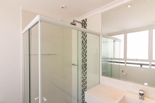 Venda apartamento mobiliado no Itaim Bibi, 3 quartos, 2 suítes, piscina, academia, closet, quintal. — Banheiro da Suíte 2 - Cobertura