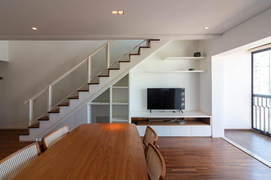 Venda apartamento mobiliado no Itaim Bibi, 3 quartos, 2 suítes, piscina, academia, closet, quintal. — Sala