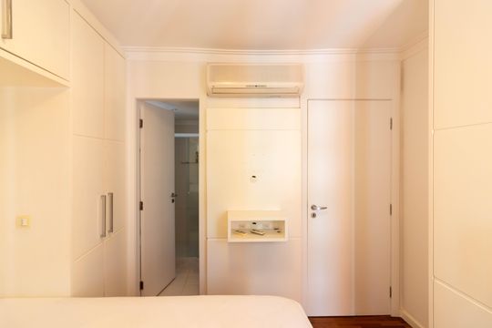 Venda apartamento mobiliado no Itaim Bibi, 3 quartos, 2 suítes, piscina, academia, closet, quintal. — Suíte 1