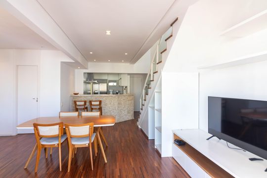 Venda apartamento mobiliado no Itaim Bibi, 3 quartos, 2 suítes, piscina, academia, closet, quintal. — Sala