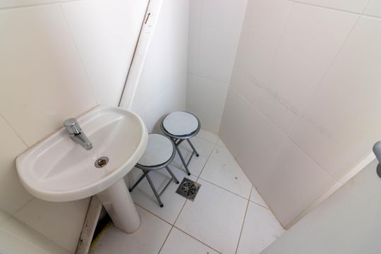 Venda apartamento mobiliado no Itaim Bibi, 3 quartos, 2 suítes, piscina, academia, closet, quintal. — Banheiro de serviço