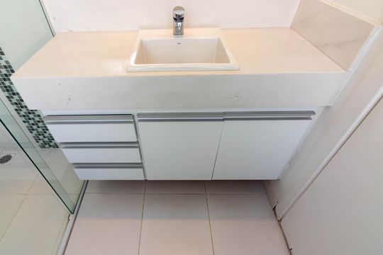Venda apartamento mobiliado no Itaim Bibi, 3 quartos, 2 suítes, piscina, academia, closet, quintal. — Banheiro da Suíte 2 - Cobertura