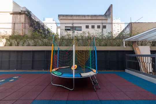 Venda apartamento mobiliado no Itaim Bibi, 3 quartos, 2 suítes, piscina, academia, closet, quintal. — Área comum - Playground
