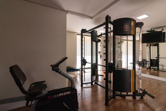 Venda apartamento mobiliado no Itaim Bibi, 3 quartos, 2 suítes, piscina, academia, closet, quintal. — Área comum - Academia