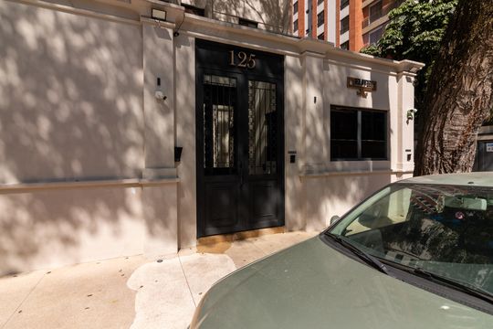 Venda apartamento mobiliado no Itaim Bibi, 3 quartos, 2 suítes, piscina, academia, closet, quintal. — Fachada