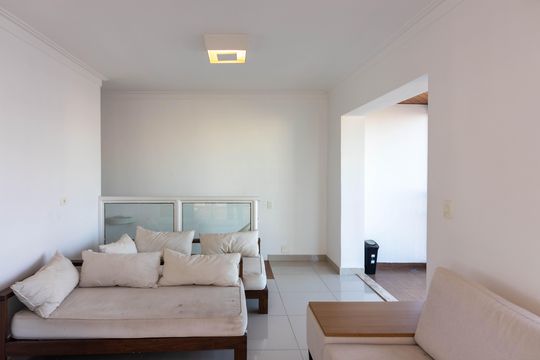 Venda apartamento mobiliado no Itaim Bibi, 3 quartos, 2 suítes, piscina, academia, closet, quintal. — Living - Cobertura