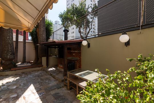 Venda apartamento mobiliado no Itaim Bibi, 3 quartos, 2 suítes, piscina, academia, closet, quintal. — Área comum - Churrasqueira