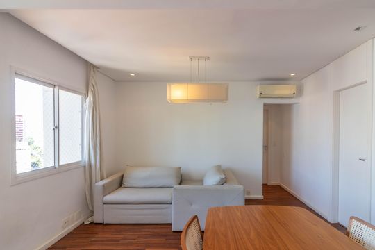 Venda apartamento mobiliado no Itaim Bibi, 3 quartos, 2 suítes, piscina, academia, closet, quintal. — Sala