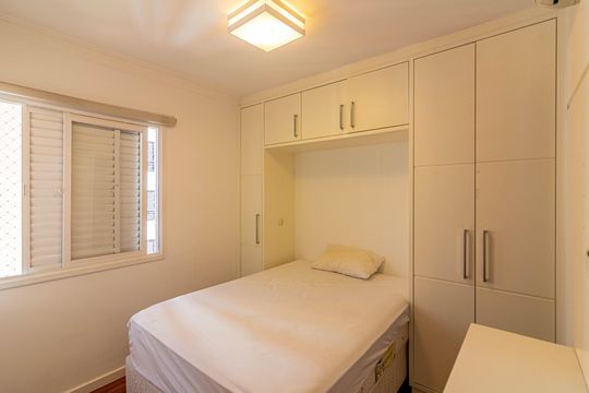 Venda apartamento mobiliado no Itaim Bibi, 3 quartos, 2 suítes, piscina, academia, closet, quintal. — Suíte 1