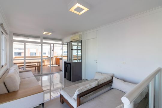 Venda apartamento mobiliado no Itaim Bibi, 3 quartos, 2 suítes, piscina, academia, closet, quintal. — Living - Cobertura