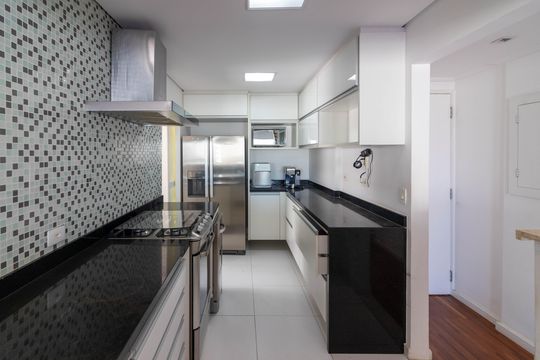 Venda apartamento mobiliado no Itaim Bibi, 3 quartos, 2 suítes, piscina, academia, closet, quintal. — Cozinha