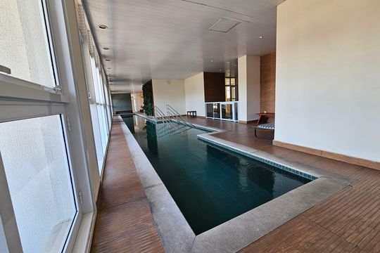 Comprar apartamento mobiliado com 2 quartos, closet e churrasqueira no condomínio. — Piscina Coberta