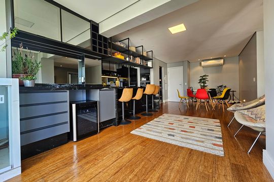 Comprar apartamento mobiliado com 2 quartos, closet e churrasqueira no condomínio. — Sala/Cozinha