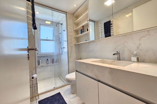Comprar apartamento mobiliado com 2 quartos, closet e churrasqueira no condomínio. — Banheiro da Suíte 1