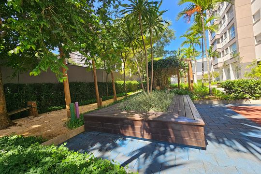 Comprar apartamento mobiliado com 2 quartos, closet e churrasqueira no condomínio. — Área comum - Playground