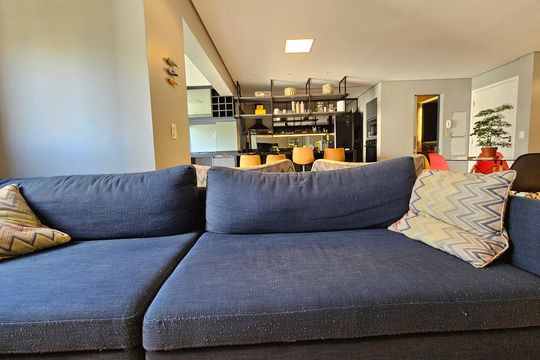 Comprar apartamento mobiliado com 2 quartos, closet e churrasqueira no condomínio. — Sala