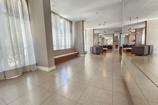 Comprar apartamento mobiliado com 2 quartos, closet e churrasqueira no condomínio. — Área comum - Salão de festas
