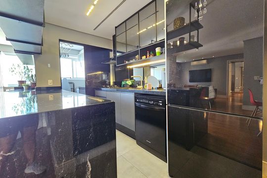 Comprar apartamento mobiliado com 2 quartos, closet e churrasqueira no condomínio. — Cozinha