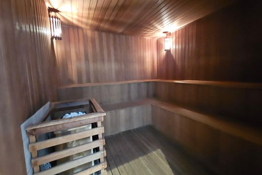 Comprar apartamento mobiliado com 2 quartos, closet e churrasqueira no condomínio. — Saúna