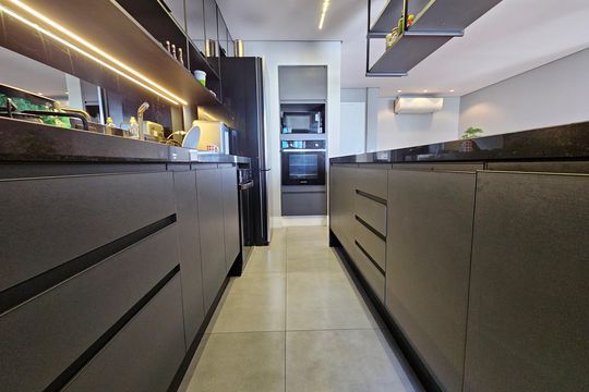 Comprar apartamento mobiliado com 2 quartos, closet e churrasqueira no condomínio. — Cozinha