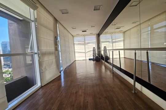 Comprar apartamento mobiliado com 2 quartos, closet e churrasqueira no condomínio. — Piscina Coberta
