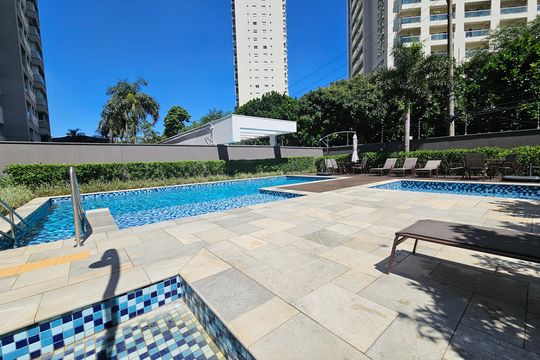 Comprar apartamento mobiliado com 2 quartos, closet e churrasqueira no condomínio. — Área comum - Piscina