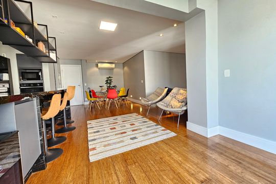 Comprar apartamento mobiliado com 2 quartos, closet e churrasqueira no condomínio. — Sala