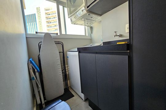 Comprar apartamento mobiliado com 2 quartos, closet e churrasqueira no condomínio. — Área de Serviço