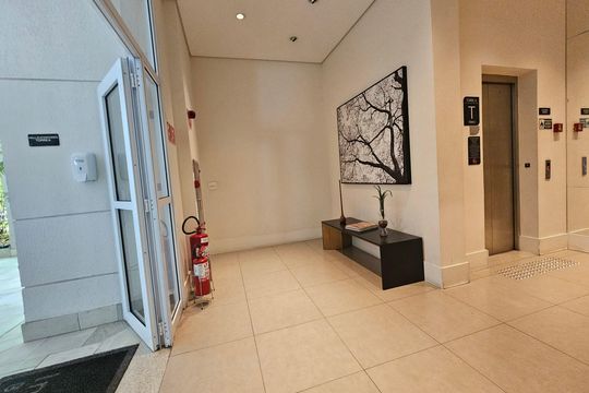 Comprar apartamento mobiliado com 2 quartos, closet e churrasqueira no condomínio. — Hall social