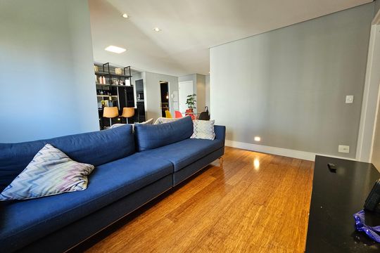 Comprar apartamento mobiliado com 2 quartos, closet e churrasqueira no condomínio. — Sala