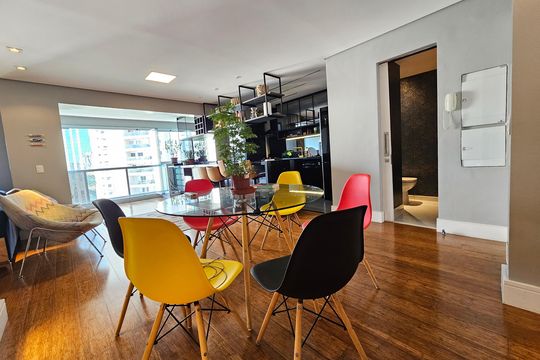 Comprar apartamento mobiliado com 2 quartos, closet e churrasqueira no condomínio. — foto 1