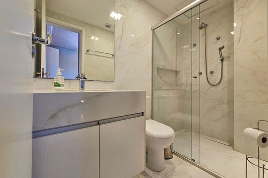 Comprar apartamento mobiliado com 2 quartos, closet e churrasqueira no condomínio. — Banheiro da Suíte 2