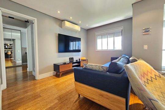 Comprar apartamento mobiliado com 2 quartos, closet e churrasqueira no condomínio. — Sala