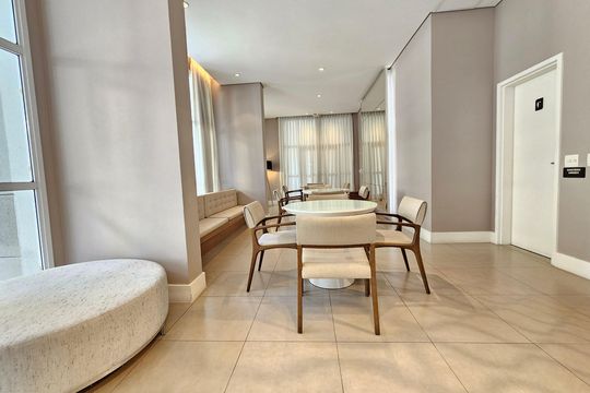 Comprar apartamento mobiliado com 2 quartos, closet e churrasqueira no condomínio. — Área comum - Salão de festas