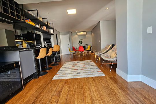 Comprar apartamento mobiliado com 2 quartos, closet e churrasqueira no condomínio. — Sala