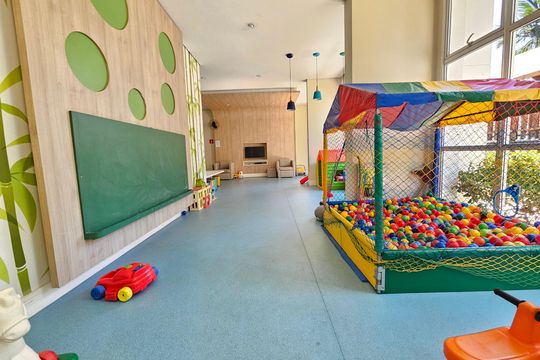 Comprar apartamento mobiliado com 2 quartos, closet e churrasqueira no condomínio. — Brinquedoteca