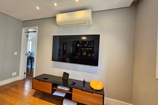 Comprar apartamento mobiliado com 2 quartos, closet e churrasqueira no condomínio. — Sala