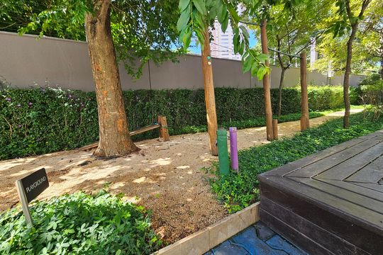 Comprar apartamento mobiliado com 2 quartos, closet e churrasqueira no condomínio. — Área comum - Playground