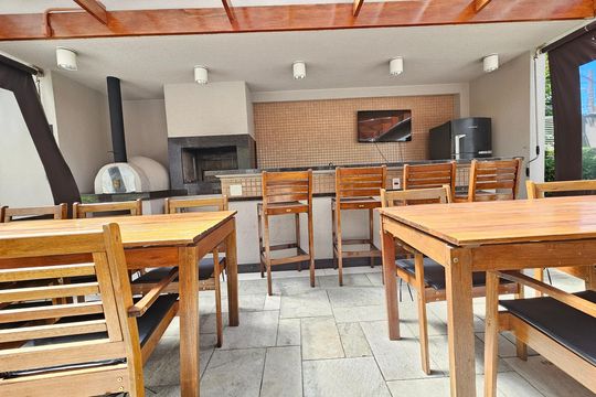 Comprar apartamento mobiliado com 2 quartos, closet e churrasqueira no condomínio. — Área comum - Churrasqueira