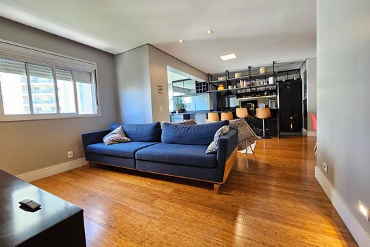 Comprar apartamento mobiliado com 2 quartos, closet e churrasqueira no condomínio. — Sala