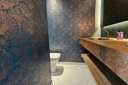 Comprar apartamento mobiliado com 2 quartos, closet e churrasqueira no condomínio. — Lavabo
