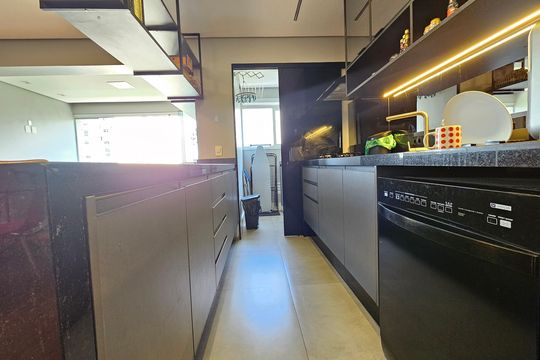 Comprar apartamento mobiliado com 2 quartos, closet e churrasqueira no condomínio. — Cozinha
