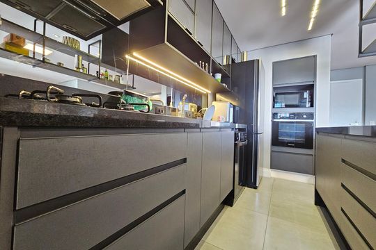 Comprar apartamento mobiliado com 2 quartos, closet e churrasqueira no condomínio. — Cozinha