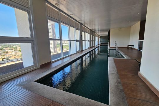 Comprar apartamento mobiliado com 2 quartos, closet e churrasqueira no condomínio. — Piscina Coberta