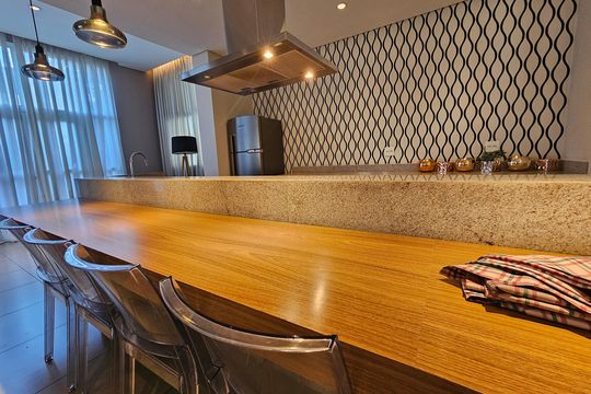Comprar apartamento mobiliado com 2 quartos, closet e churrasqueira no condomínio. — fe