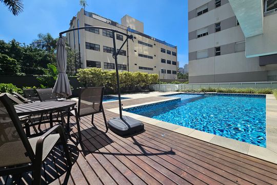 Comprar apartamento mobiliado com 2 quartos, closet e churrasqueira no condomínio. — Área comum - Piscina