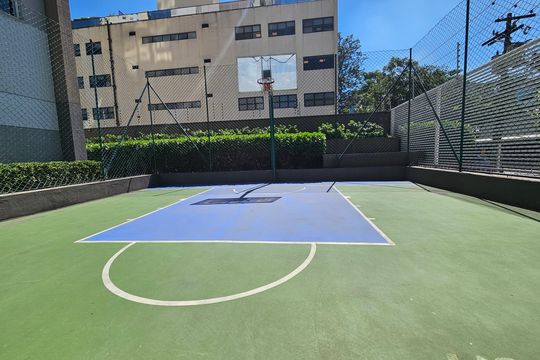 Comprar apartamento mobiliado com 2 quartos, closet e churrasqueira no condomínio. — Quad