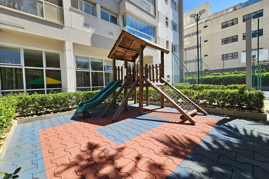 Comprar apartamento mobiliado com 2 quartos, closet e churrasqueira no condomínio. — Área comum - Playground
