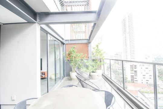 Comprar apartamento mobiliado com 2 quartos e academia no condomínio. — Sacada