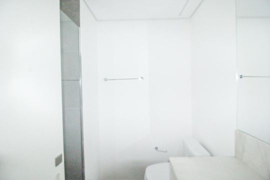 Comprar apartamento mobiliado com 2 quartos e academia no condomínio. — Banheiro Social
